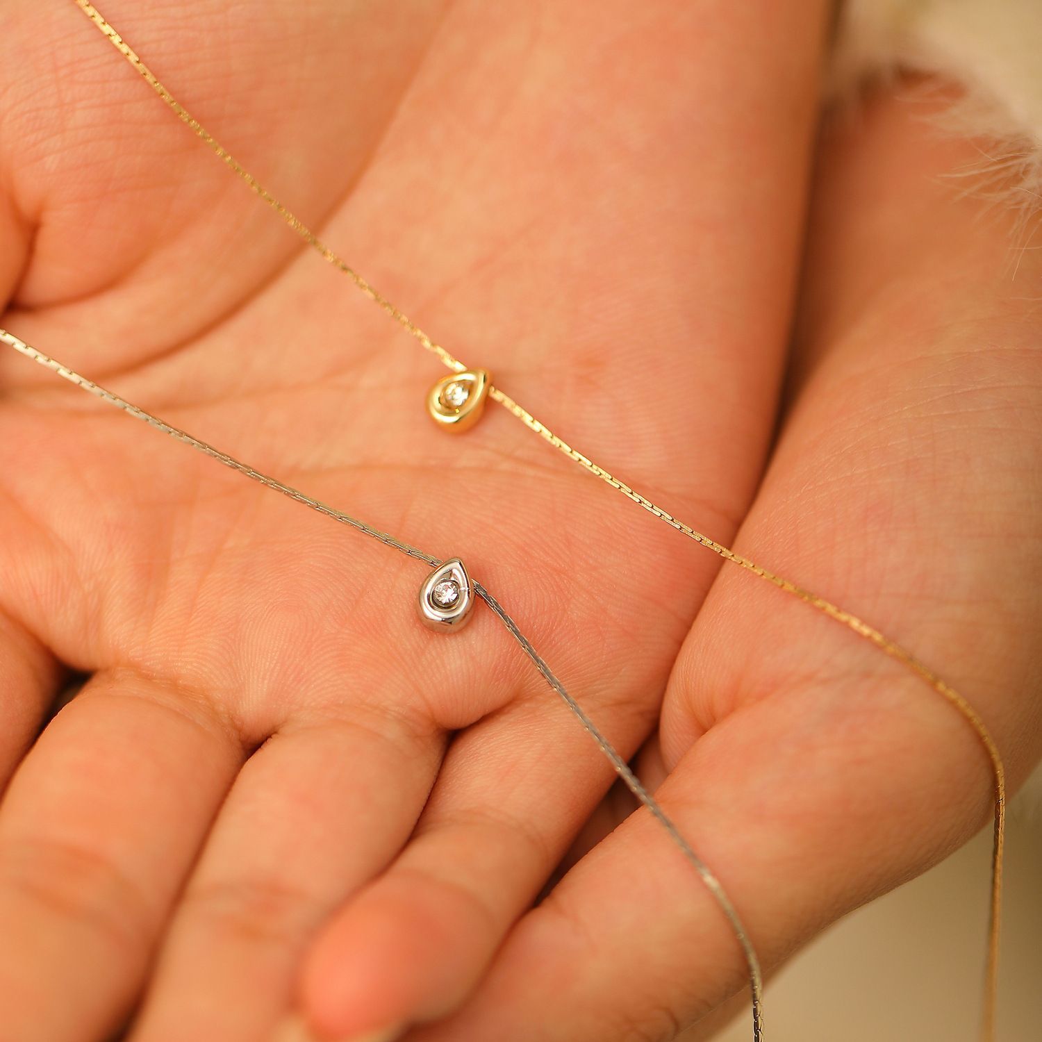 قلادة لؤلؤ بسيطة وأنيقة على شك - مراجعة Pearl Trim Chain وسعره