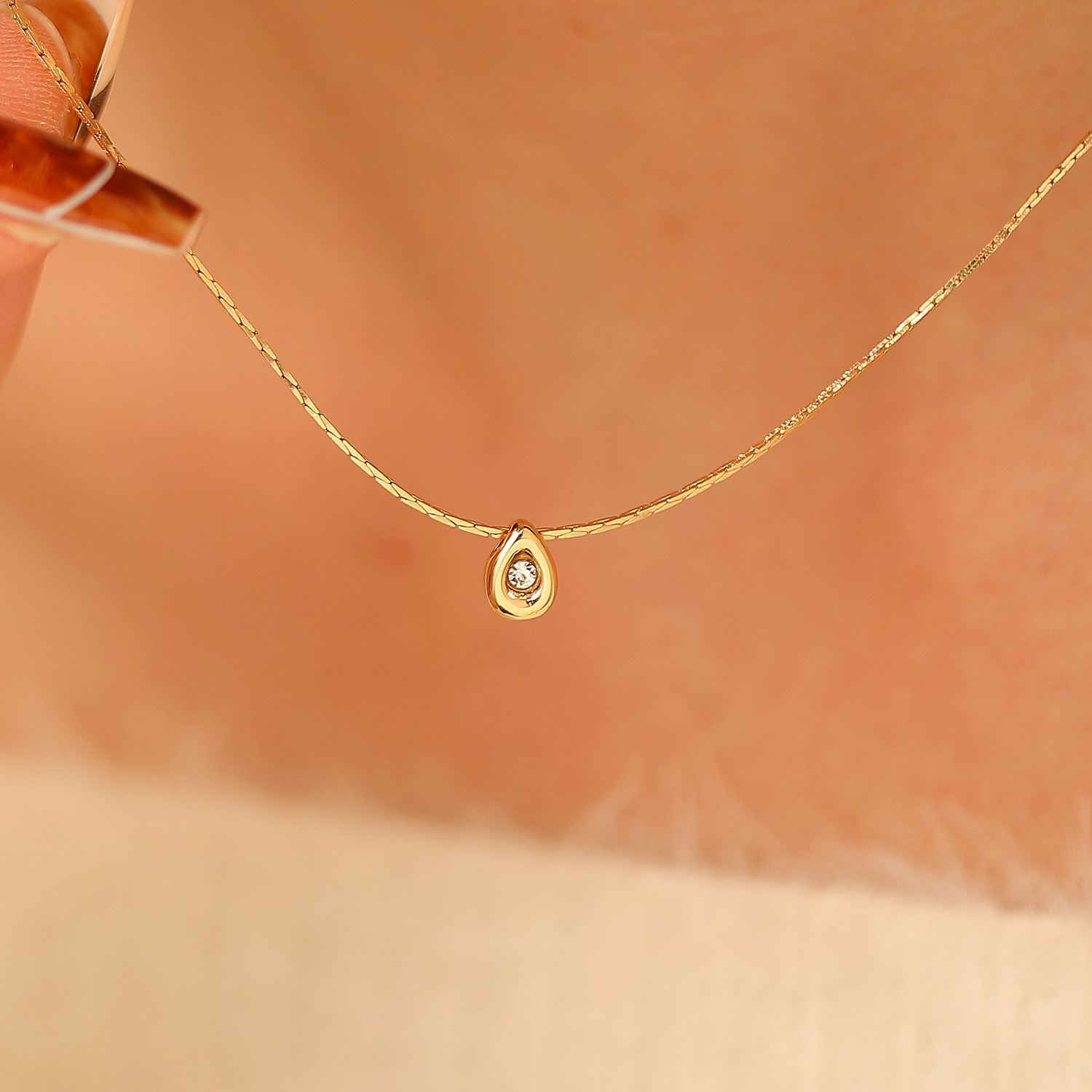 قلادة لؤلؤ بسيطة وأنيقة على شك - مراجعة Pearl Trim Chain وسعره