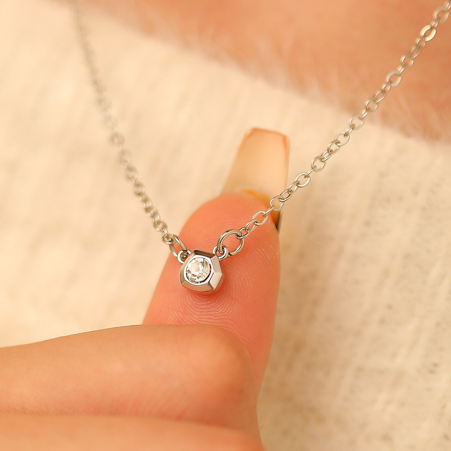 قلادة لؤلؤ بسيطة وأنيقة على شك - مراجعة Pearl Trim Chain وسعره